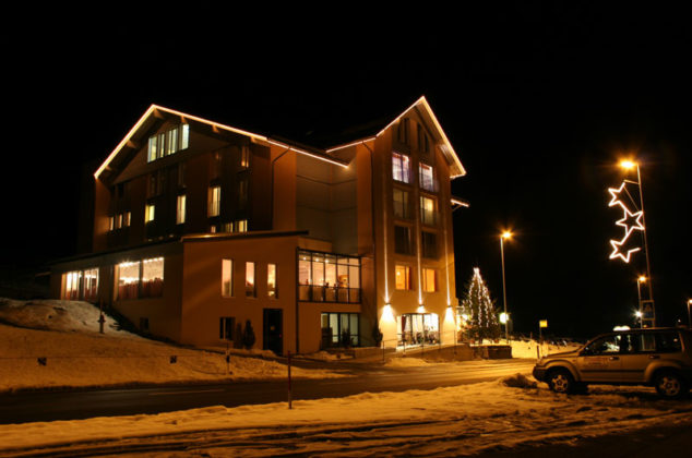 Hotel Rischli Aussenansicht Weihnachten 1