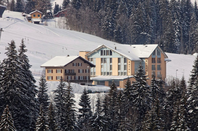 Hotel Rischli Aussenansicht Winter