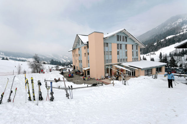 Hotel Rischli Skis vor dem Hotel