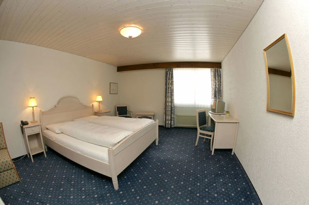Hotel Rischli Traditionelles Zimmer blau