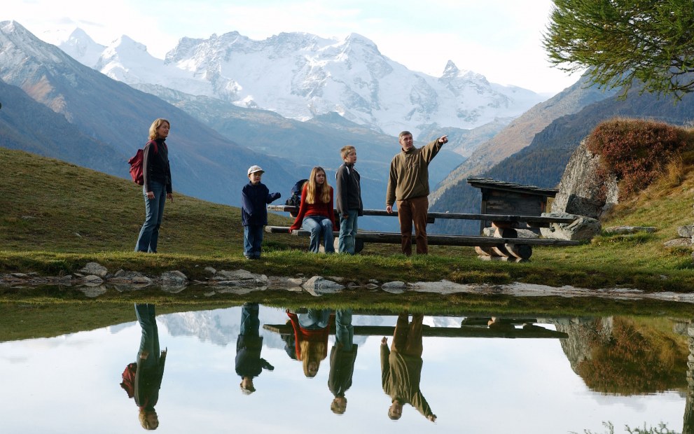Familie bei der Wanderung auf die Jungen Alp front grid lg