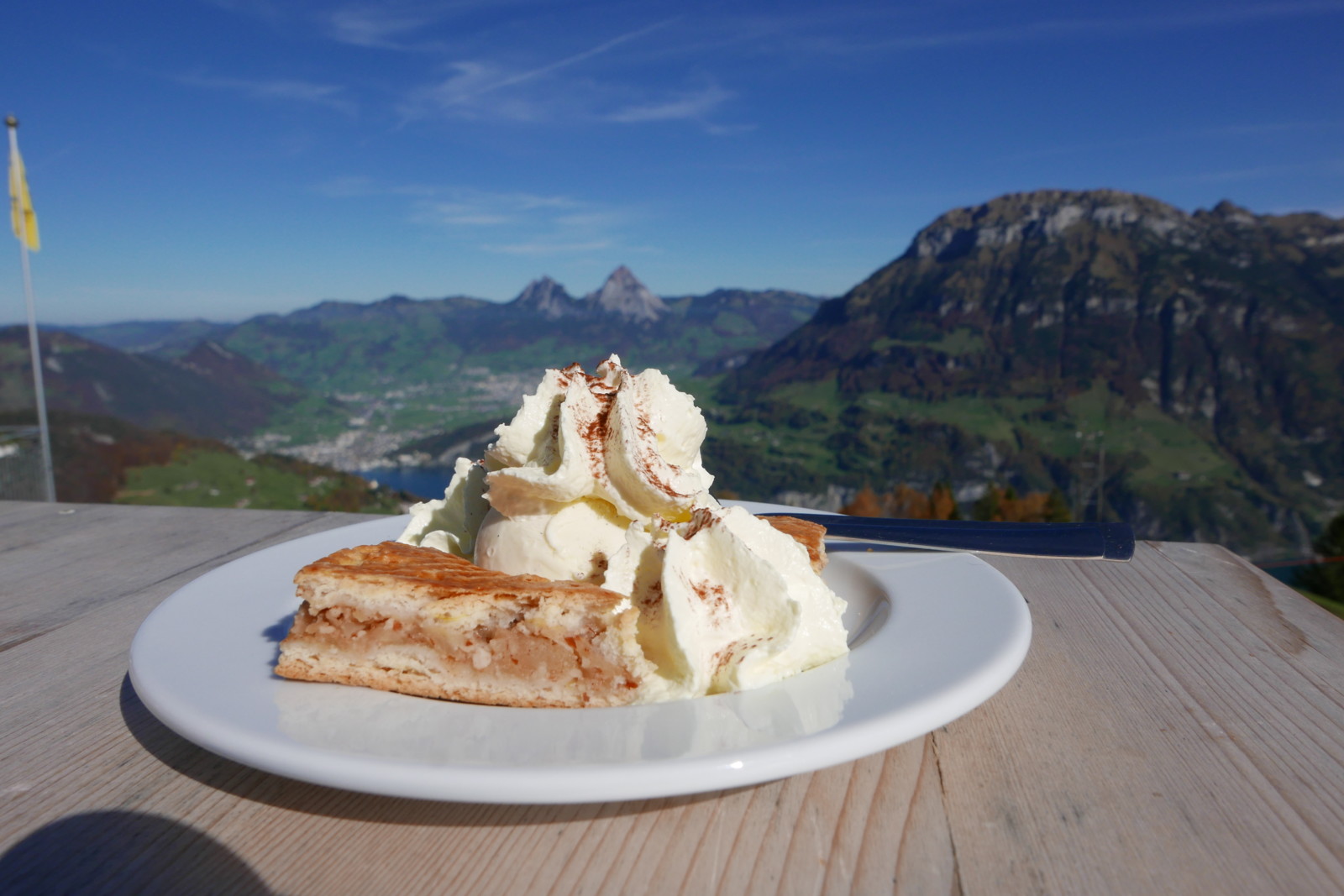 Seelisberg SBT Weid Dessert mit Blick zum Froni